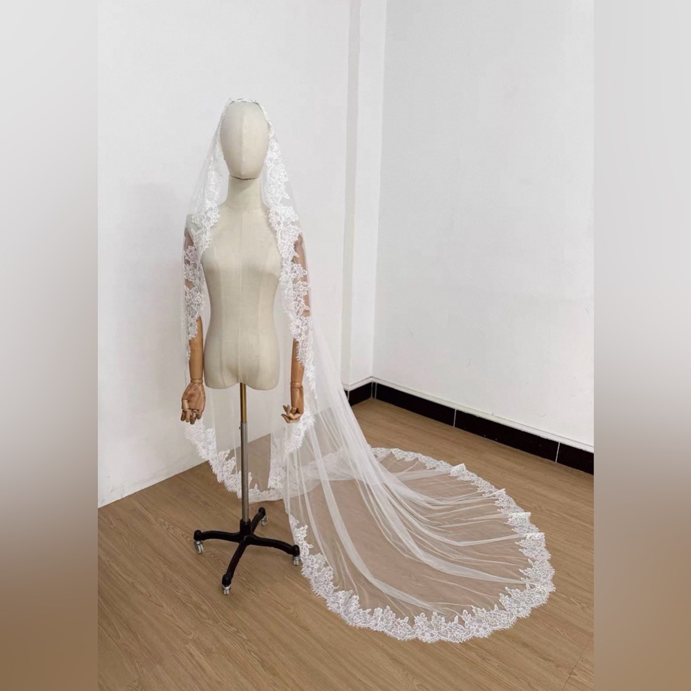 Mantilla Lace Wedding Veil - Picture 4 of 9